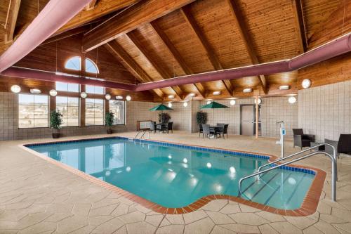 拉勒米拉勒米阿美瑞辛旅馆及套房的一座带木制天花板的建筑中的游泳池
