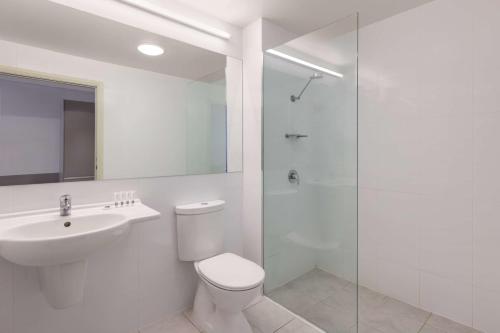 剑桥霍巴特机场旅程住宿酒店的浴室配有卫生间、盥洗盆和淋浴。