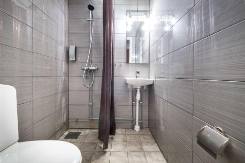厄斯特松德Sure Hotel by Best Western Algen的带淋浴、卫生间和盥洗盆的浴室