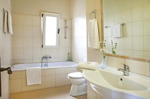 斯帕通Villa Agriada by Villa Plus的浴室配有盥洗盆、卫生间和浴缸。