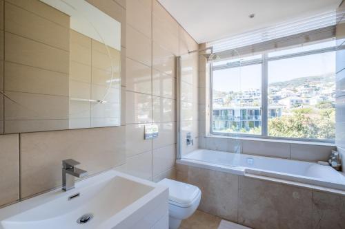 开普敦Beach Vista by Totalstay的带浴缸、卫生间和盥洗盆的浴室