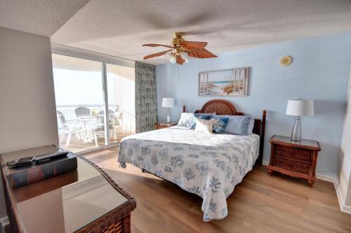 北默特尔海滩Crescent Shores 911 Condo的一间卧室配有一张床和吊扇