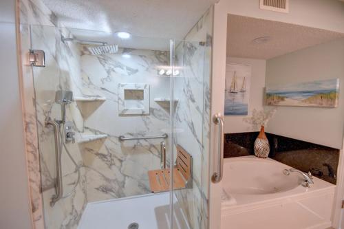 北默特尔海滩Crescent Shores 911 Condo的带淋浴和浴缸的浴室