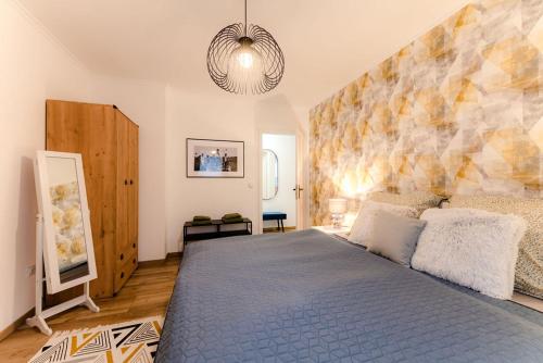 佐洛恰尼Csendes, modern, otthonos társasházi lakás的一间卧室,卧室内配有一张蓝色大床