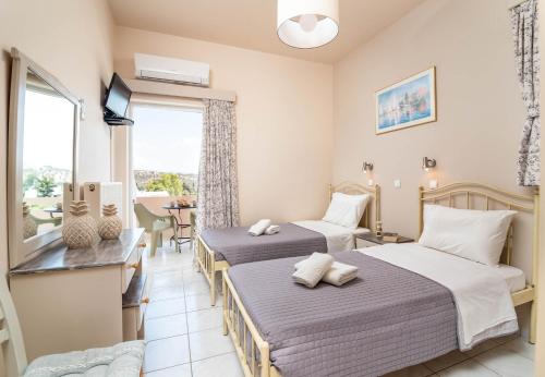皮特斯迪亚Filia Apartments的酒店客房设有两张床和窗户。