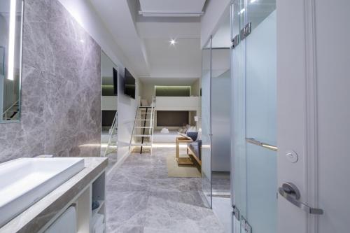 香港铜锣湾利景酒店的一间带水槽和镜子的浴室