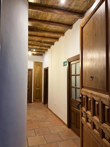 Benalúa de GuadixEl Carmen的走廊上设有木制天花板和门