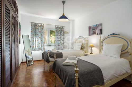 阿玛考德佩拉Quinta do Vale Formoso的一间卧室配有两张床和镜子