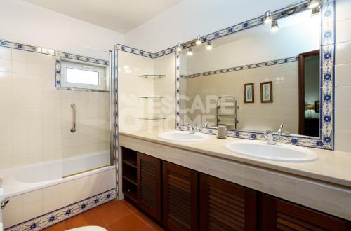 阿玛考德佩拉Quinta do Vale Formoso的一间带两个盥洗盆和淋浴的浴室