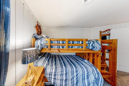 斩魔山Beach House的一间卧室配有两张双层床和一盏灯。
