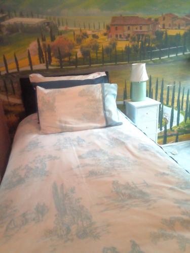 卡迪夫Homestay Cardiff的一间卧室配有一张壁画床