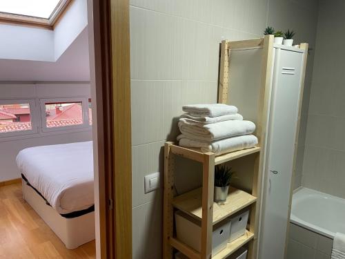 索里亚Vivienda turística Los Tejados的客房设有床、镜子和毛巾