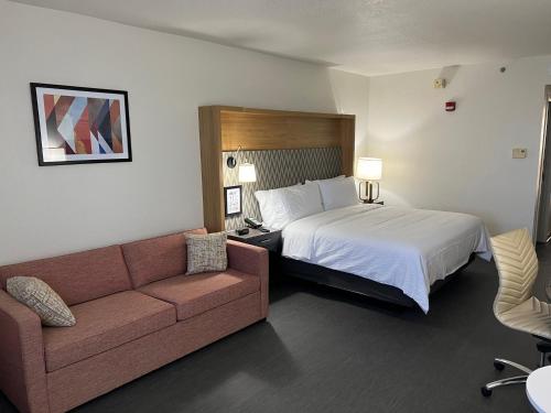 奥兰多Holiday Inn Orlando International Drive - ICON Park的酒店客房,配有床和沙发