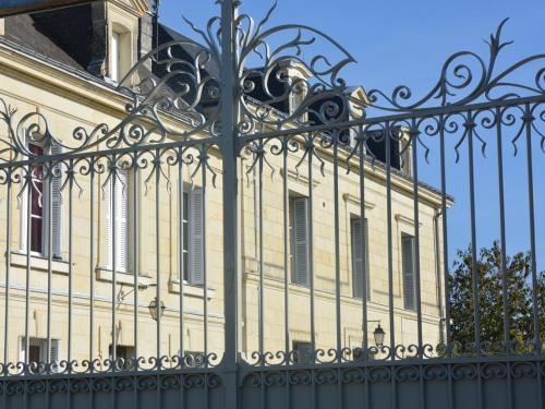 博蒙昂韦龙La Pénesais的建筑物前的铁栅栏