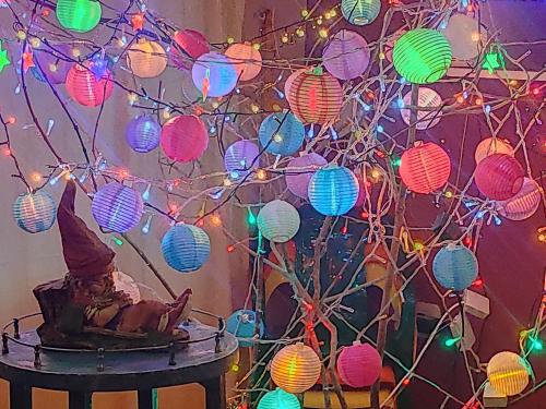 贝伦埃斯科巴Studios La Bella Vida en Escobar的带有色彩缤纷的灯笼和灯光的圣诞树