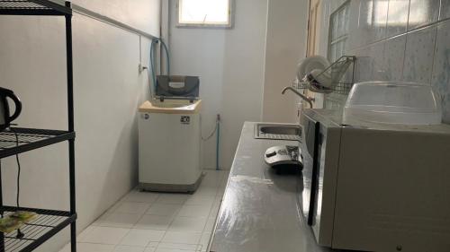 农布Min&Me House Pattaya的一间带水槽和微波炉的小厨房