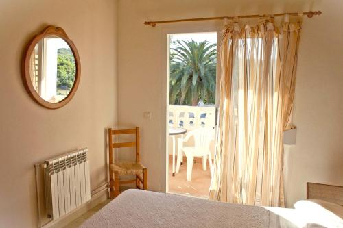 丰德萨卡拉方达棕榈酒店的一间卧室设有一张床、一个窗口和一张桌子