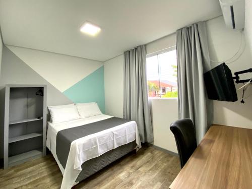 弗洛里亚诺波利斯Dona Catarina Hotel的酒店客房设有床和窗户。