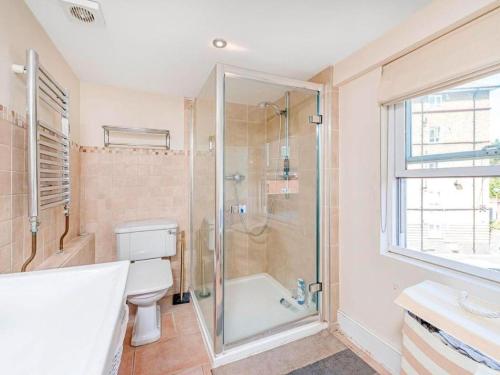 伦敦4 Bedroom Residence Hammersmith Fulham的带淋浴、卫生间和盥洗盆的浴室
