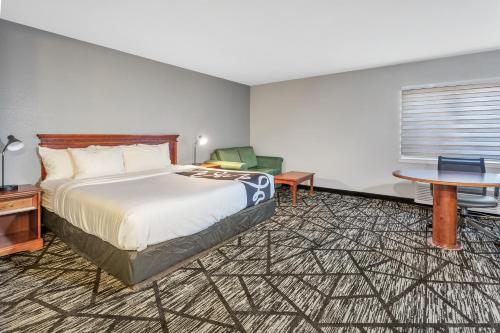 独立市克利夫兰独立村拉金塔酒店的酒店客房配有一张床铺和一张桌子。