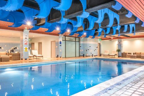 布拉克内尔科比德比奇酒店的酒店拥有蓝色天花板的游泳池
