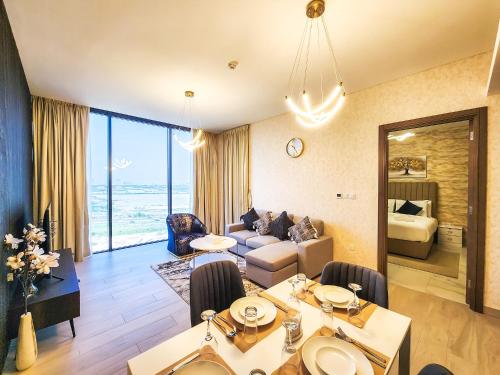 迪拜STAY BY LATINEM Luxury 1BR Holiday Home OPA 802 near Burj Khalifa的客厅配有餐桌和沙发