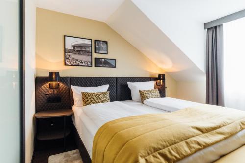 哈雷威斯特法伦COURT HOTEL的一间卧室设有一张大床和一个窗户。