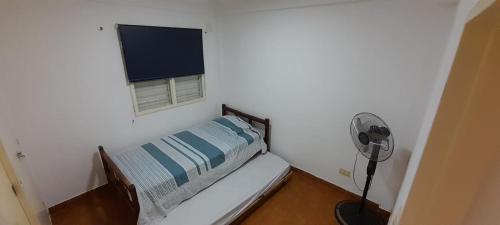 科连特斯Departamento Malvinas的一间小卧室,配有床和窗户