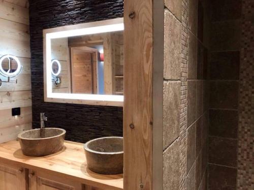 圣沙夫雷Luxury chalet Léli的浴室设有2个水槽和镜子