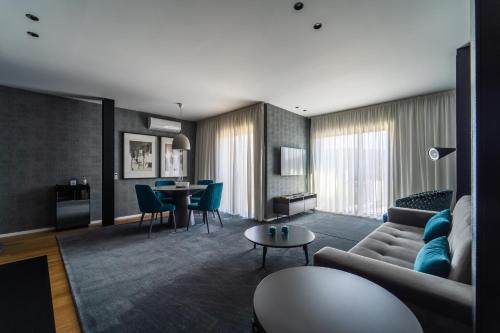 布拉加Lux Housing Século XXI的客厅配有沙发和桌子