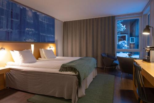 尤卡斯耶尔维冰之酒店的一间设有大床和窗户的酒店客房