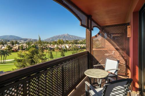 马贝拉巴瑟罗马贝拉酒店的阳台配有桌椅,享有山景。