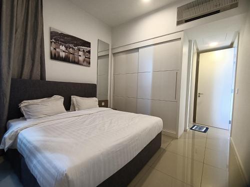 马六甲Pax 6+3 Grand Lux Melaka homestay的卧室设有一张白色大床和一扇窗户。