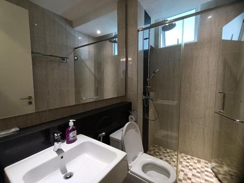 马六甲Pax 6+3 Grand Lux Melaka homestay的一间带水槽、卫生间和淋浴的浴室