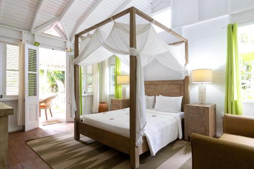 苏弗里耶尔Fond Doux Eco Resort的一间卧室,卧室内配有一张天蓬床