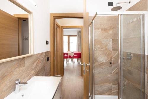 利维尼奥Pianeta Oro Chalet Allegra的带淋浴和盥洗盆的浴室