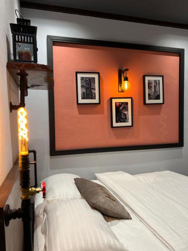 珍南海滩ZUSCH STUDIO的卧室配有一张床,墙上挂有图片