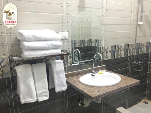 ShellalDoroKa Nubian House的浴室配有盥洗盆、镜子和毛巾