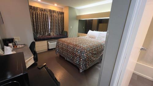 杰克逊杰克逊城美国最佳价值套房酒店的小型酒店客房设有床和窗户。