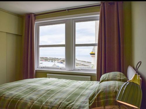 安斯特拉瑟Sea View的一间卧室设有一张床和一个大窗户