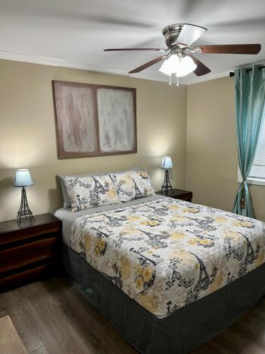杰克逊Trinity One Apartments - Country Luxury的一间卧室配有一张床和吊扇