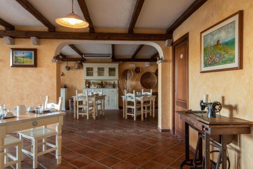 罗通多港Affittacamere S'Alzola的厨房以及带桌椅的用餐室。