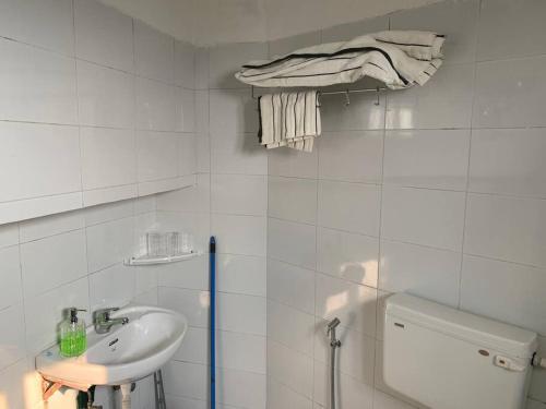 勒克瑙Kamil’s Studio Apartment的白色的浴室设有水槽和卫生间。