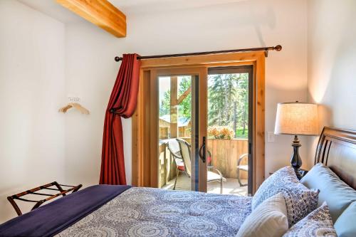 哥伦比亚瀑布Columbia Falls Vacation Rental 10 Mi to Whitefish的一间卧室设有一张床和一个滑动玻璃门