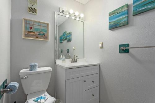 彭萨科拉海滩Pensacola Beach Front Emerald Waters的一间带卫生间、水槽和镜子的浴室