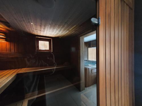 奥斯亚科奥萨达奥斯亚克酒店的小房间设有一张床和一间浴室