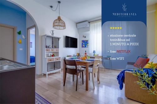 巴里Mediterranea Apartment- CENTRAL STATION - FREE WIFI&NETFLIX的厨房以及带桌椅的用餐室。