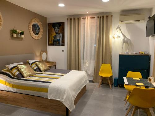 纳博讷LA DI MARIA的卧室配有一张床和一张桌子及椅子
