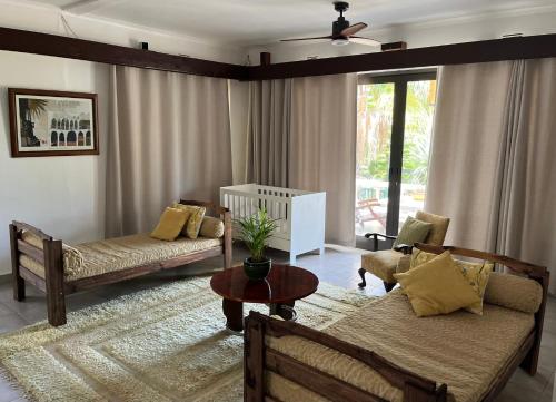 斯泰伦博斯Santika Villa Stellenbosch的客厅配有两张沙发和一张桌子