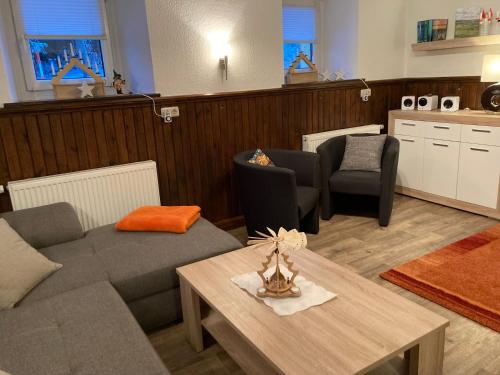 库罗阿尔滕堡Ferienhaus Tooren的客厅配有沙发和桌子